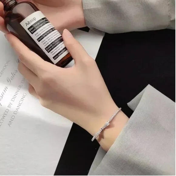 Elegant 925 Sterling Silver Bow Bracelet - Picture 2 of 3